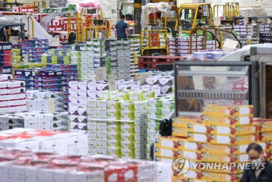 과일상자가 가득한 가락시장 모습. 사진 연합뉴스